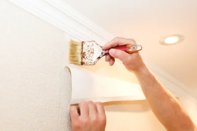 Pose de papier peint à Renno — revêtements muraux et toiles de verre